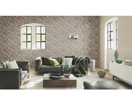 Wohnzimmer mit Tapete in geometrischem Muster, Ledersofas, Stehlampe und weißen Sideboard