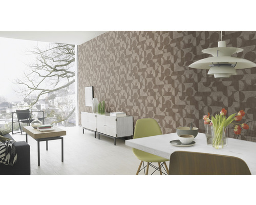 Wohnzimmer mit gemusterter Tapete, Esstisch und Fenster