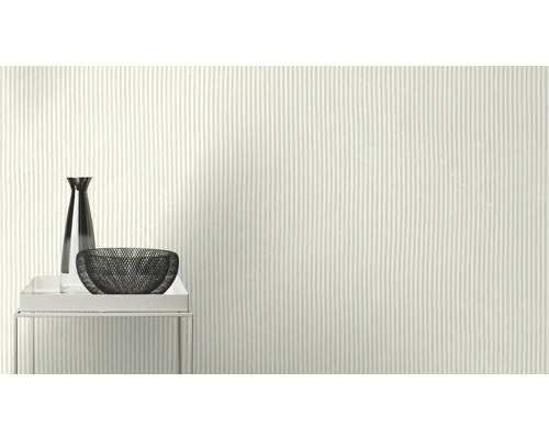 Tapete mit Streifenmuster im Wohnraum