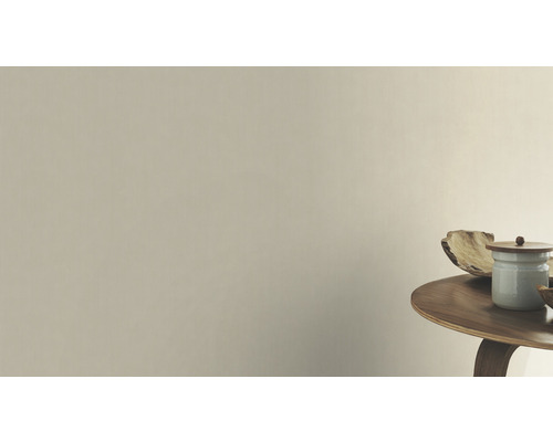 Wandgestaltung mit Dekoration auf einem Holztisch