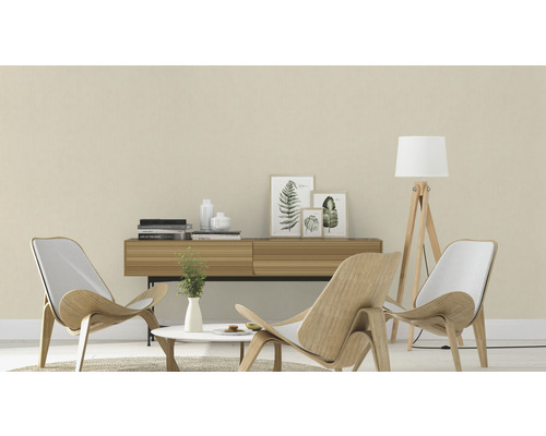 Wohnzimmer mit zwei Holzstühlen, einer Kommode, einem Tisch und einer Stehlampe.