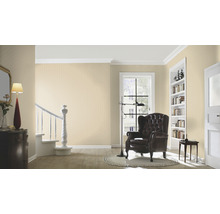 Helles Wohnzimmer mit Tapete, Sessel und Treppe