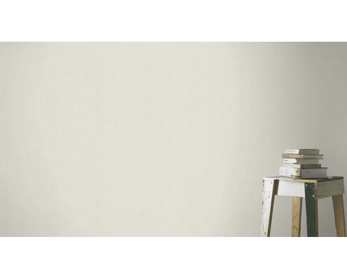 Wandgestaltung mit Raufasertapete und Bücherstapel