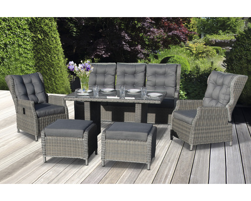 Ensemble de meubles de jardin avec table, banc, fauteuils et tabourets sur une terrasse