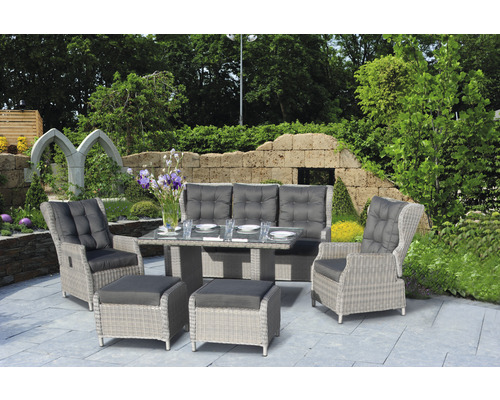 Ensemble de meubles de jardin avec table, canapé, fauteuils et tabourets sur une terrasse