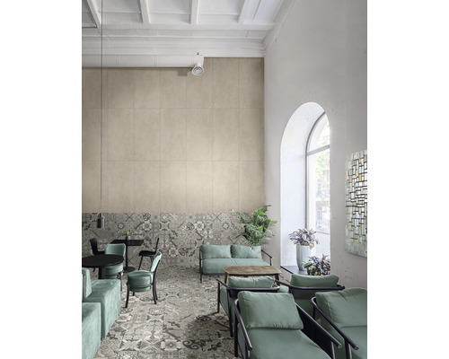 Intérieur avec carrelage au sol et mural, sièges et éléments décoratifs.