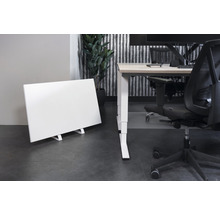 Büro mit Schreibtisch, Bürostuhl und Heizkörper