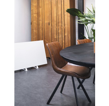 Esszimmer mit Esstisch, Stühlen, Heizkörper und Holzschrank