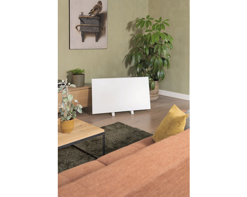 Wohnzimmer mit Heizpaneel, Couch, Tisch und Zimmerpflanzen