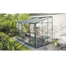 Gewächshaus im Garten mit Pflanzenregalen und Gartengeräten