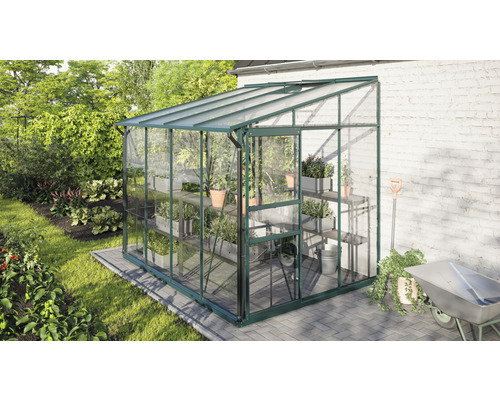 Gewächshaus mit Regalen im Garten