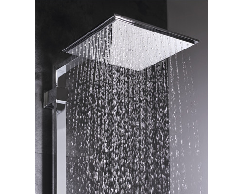 Pomme de douche carrée avec eau qui coule