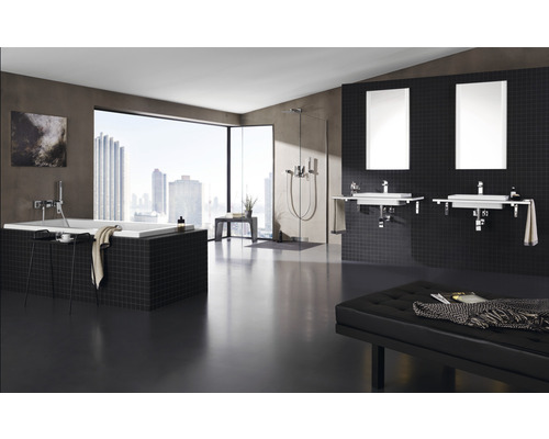 Salle de bains avec baignoire, douche, lavabos et miroirs