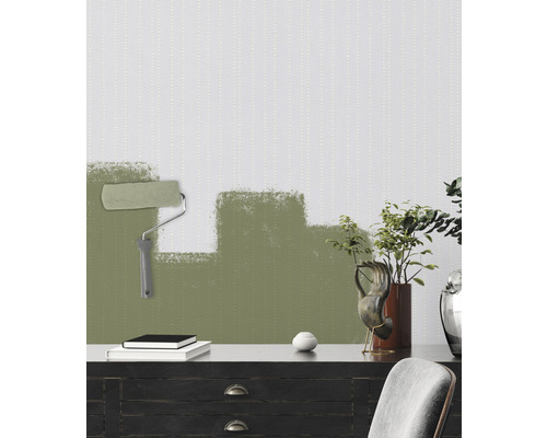 Wandgestaltung mit Farbroller und grüner Farbe in einem Raum mit Schreibtisch