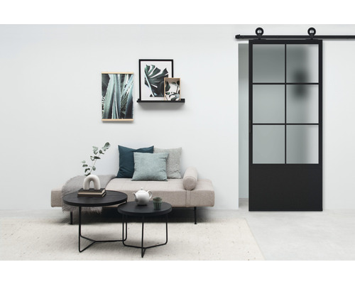 Wohnzimmer mit Schiebetür, Sofa, Couchtischen und Wanddekorationen für eine helle und organisierte Atmosphäre