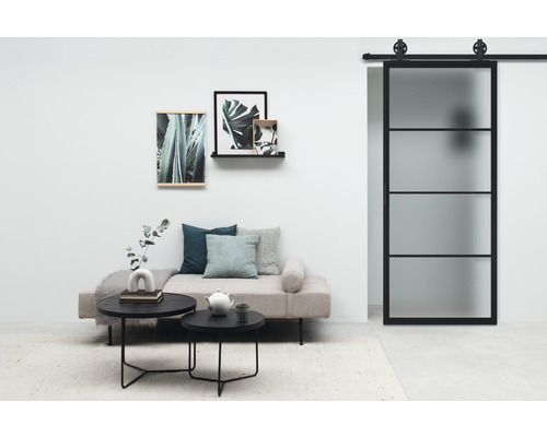 Wohnzimmer mit Schiebetür, Sofa, Couchtischen und Wanddekoration