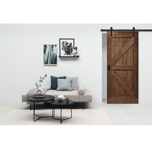 Espace de vie avec porte coulissante en bois, canapé et décoration
