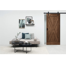 Salon avec porte coulissante en bois, canapé et décoration