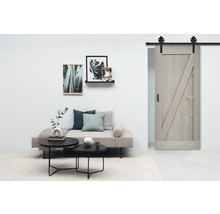 Intérieur avec porte coulissante de style grange, canapé et décoration