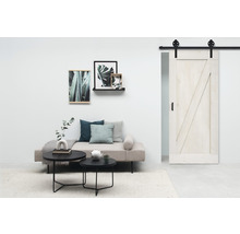 Wohnzimmer mit Schiebetür im Landhausstil, Sofa, Couchtisch und Wanddekoration