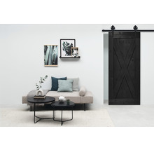 Salon avec canapé, table basse et porte coulissante noire de style grange