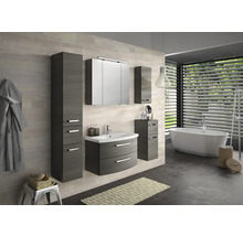 Badezimmer mit Waschtisch, Spiegelschrank, Hochschrank und Badewanne.