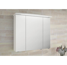 Spiegelschrank mit drei Türen und Beleuchtung im Badezimmer.