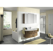 Helles Badezimmer mit Waschtisch, Spiegelschrank, Badewanne und Dusche