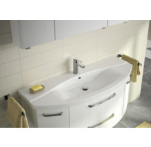 Badezimmer mit Waschtischunterschrank, Waschbecken, Armatur und Handtuchhaltern.