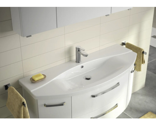 Badezimmer mit Waschtischunterschrank, Waschbecken, Armatur und Handtuchhaltern.