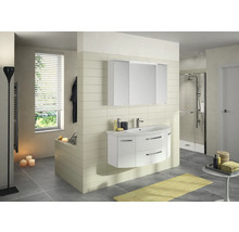 Helles Badezimmer mit Waschtisch, Spiegelschrank und Dusche.