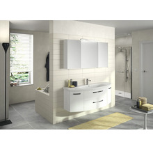 Helles Badezimmer mit Waschbeckenunterschrank, Spiegelschrank und Dusche