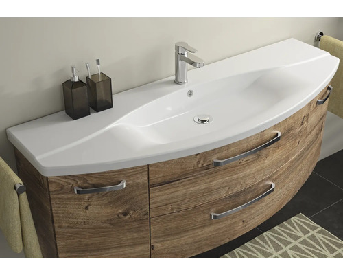 Waschtisch mit Waschbecken, Armatur, Seifenspender und Zahnputzbecher im Badezimmer.