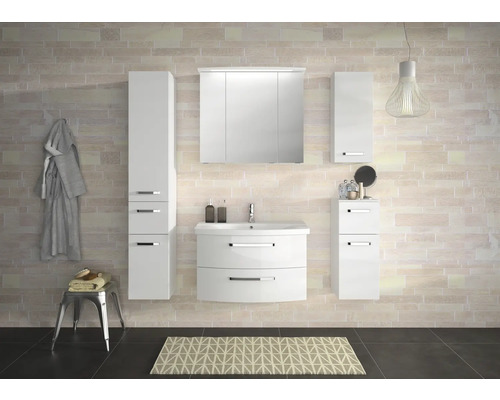 Badezimmer mit Waschbecken, Spiegelschrank und Hochschrank in heller, freundlicher Atmosphäre.