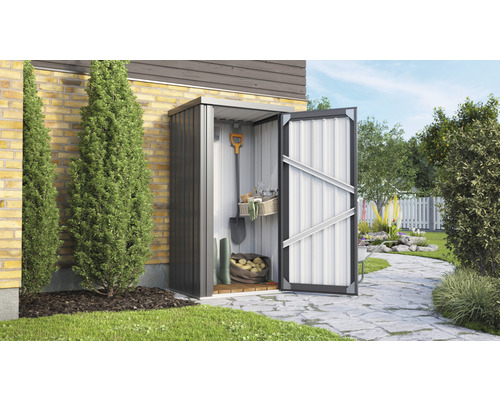 Metall Gartenschrank mit geöffneter Tür und Gartengeräten im Garten