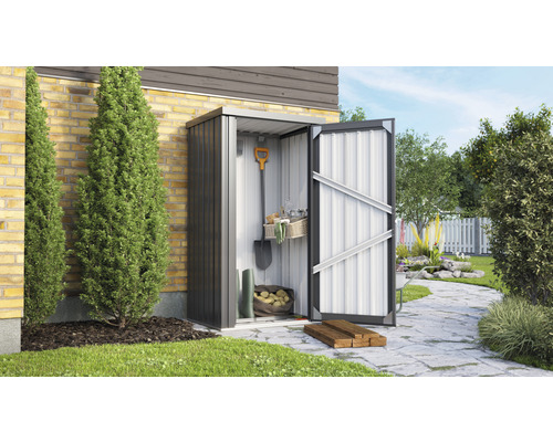 Gartenschrank aus Metall mit geöffneter Tür und Gartengeräten im Garten