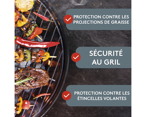 Scène de barbecue avec des aliments et des indications sur la protection contre les projections de graisse, la sécurité et la protection contre les étincelles