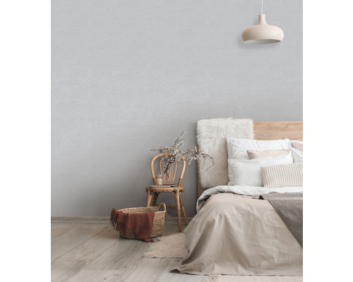 Schlafzimmer mit Bett, Stuhl und Textiltapete