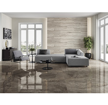 Salon lumineux avec canapé gris, fauteuil et carrelage au sol aspect bois