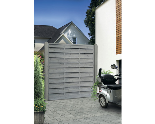 Moderner Sichtschutzzaun aus Holz im Aussenbereich mit angrenzendem Haus.