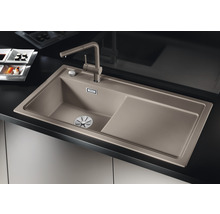 Spüle aus Silgranit mit Abtropffläche und Wasserhahn