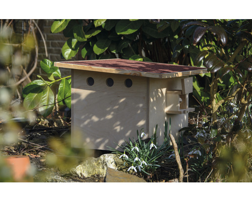 Insektenhotel aus Holz mit Dachpappe im Garten