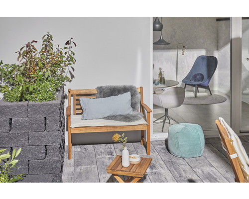 Terrasse mit Holzsitzbank, Pflanzkasten, Beistelltisch und Sitzkissen