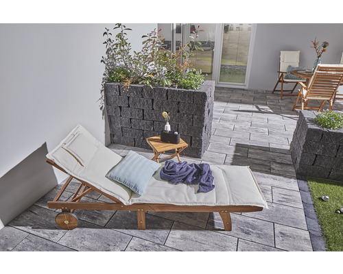 Extérieur avec chaise longue en bois, bacs à plantes et sol en pierre