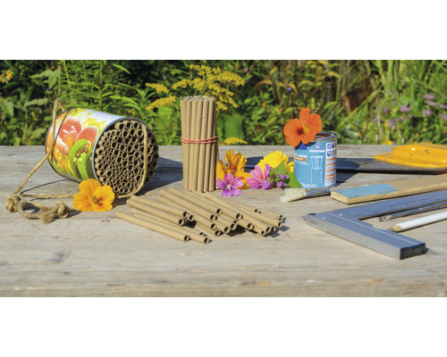 Insektenhotel-Zubehör und Werkzeuge auf einem Holztisch