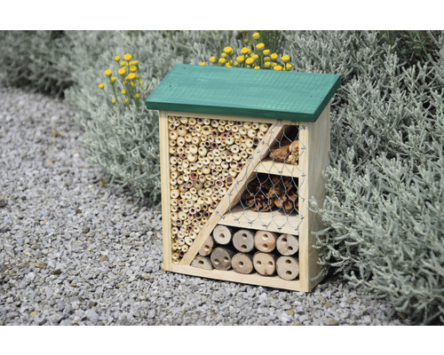Insektenhotel aus Holz mit Bambus, Ästen und Holzeinsätzen