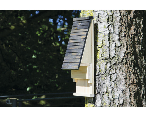 Holz-Fledermauskasten an einem Baumstamm befestigt