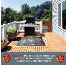 Tapis de barbecue sur une terrasse en bois avec barbecue et pots de fleurs