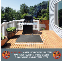 Grillszene auf einer Terrasse mit einer Grillmatte von 120 mal 75 Zentimeter