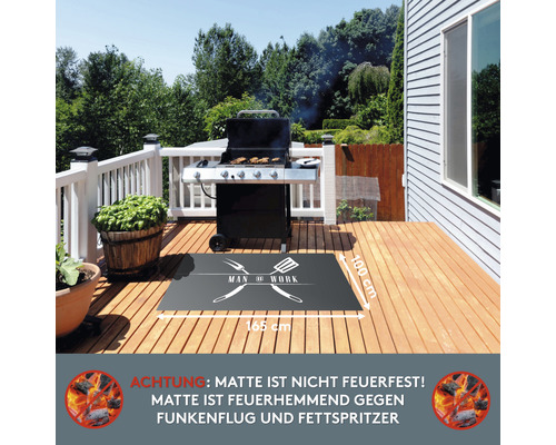 Coin barbecue sur une terrasse en bois avec tapis de barbecue, dimensions 165 x 100 centimètres, avec l''inscription Man at Work